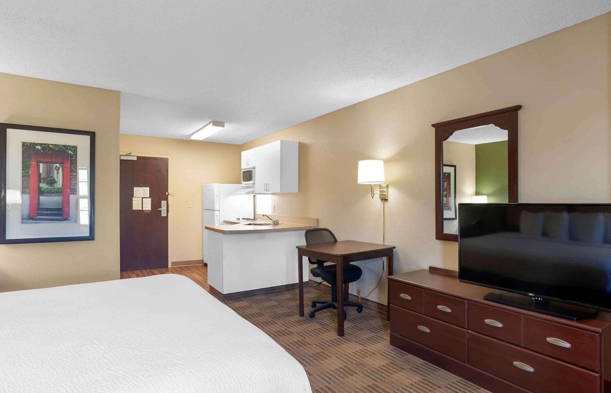 Extended Stay America Select Suites - Greensboro - Wendover Ave - Big Tree Way Exterior foto