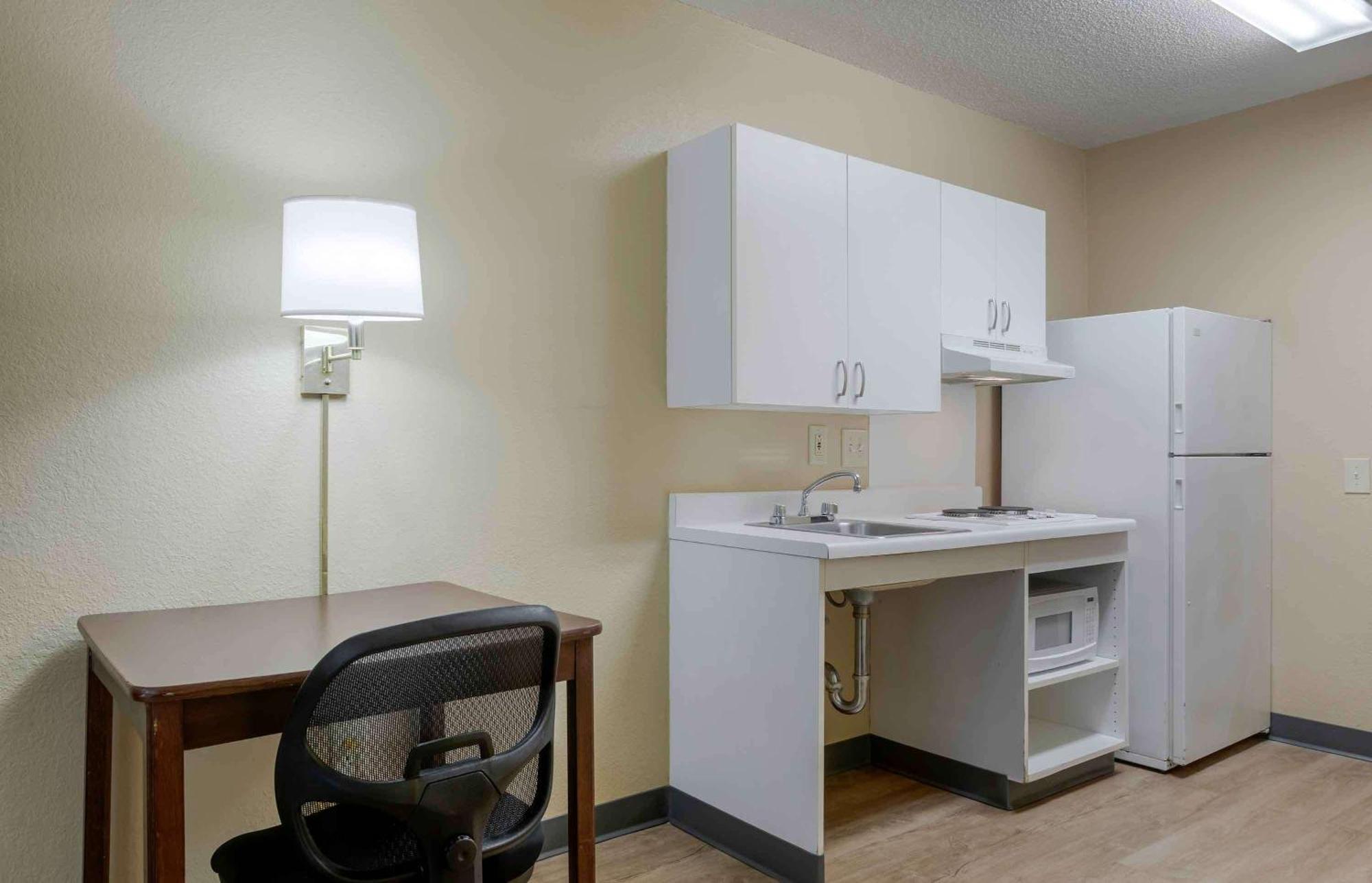 Extended Stay America Select Suites - Greensboro - Wendover Ave - Big Tree Way Exterior foto