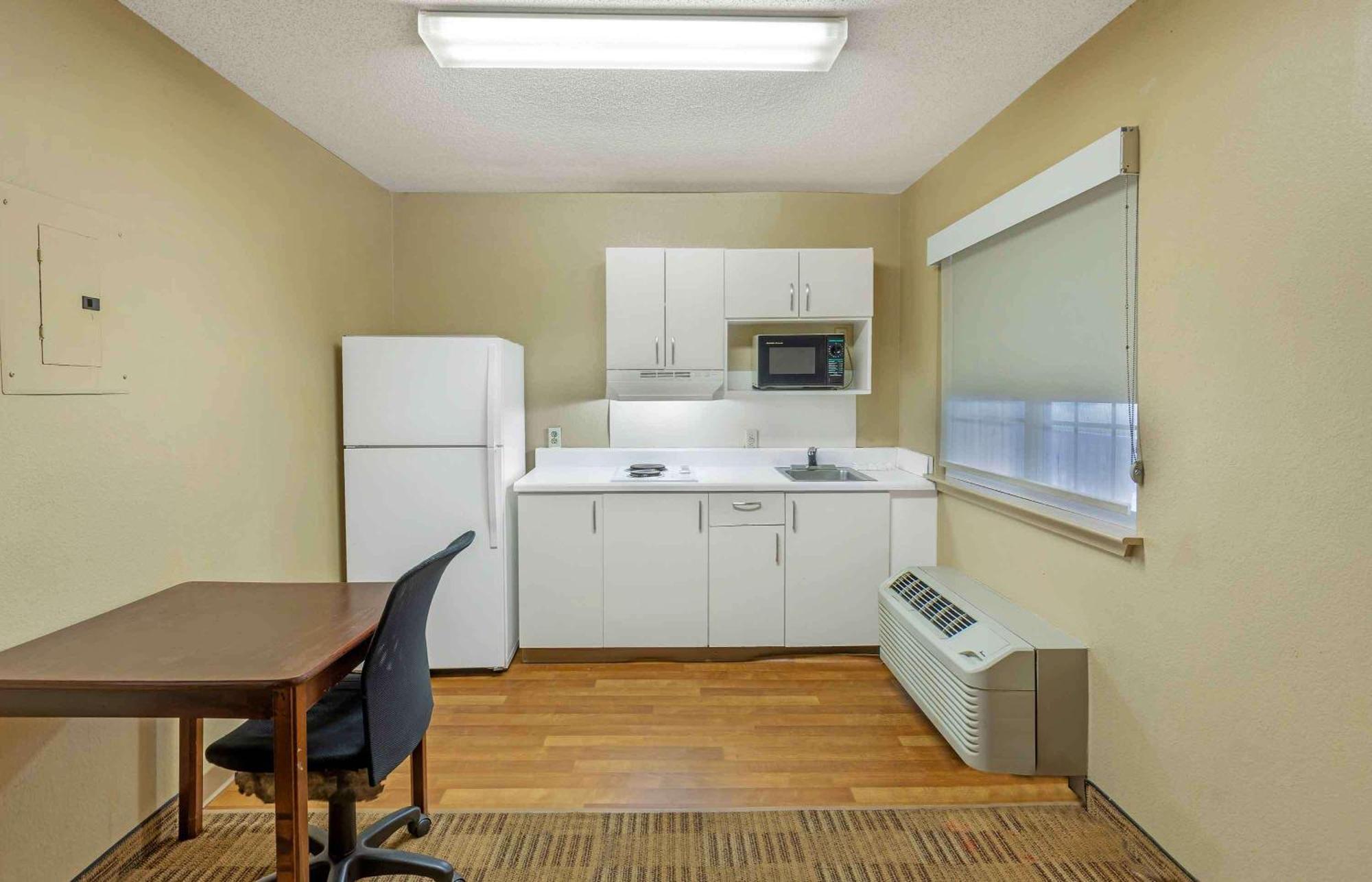 Extended Stay America Select Suites - Greensboro - Wendover Ave - Big Tree Way Exterior foto