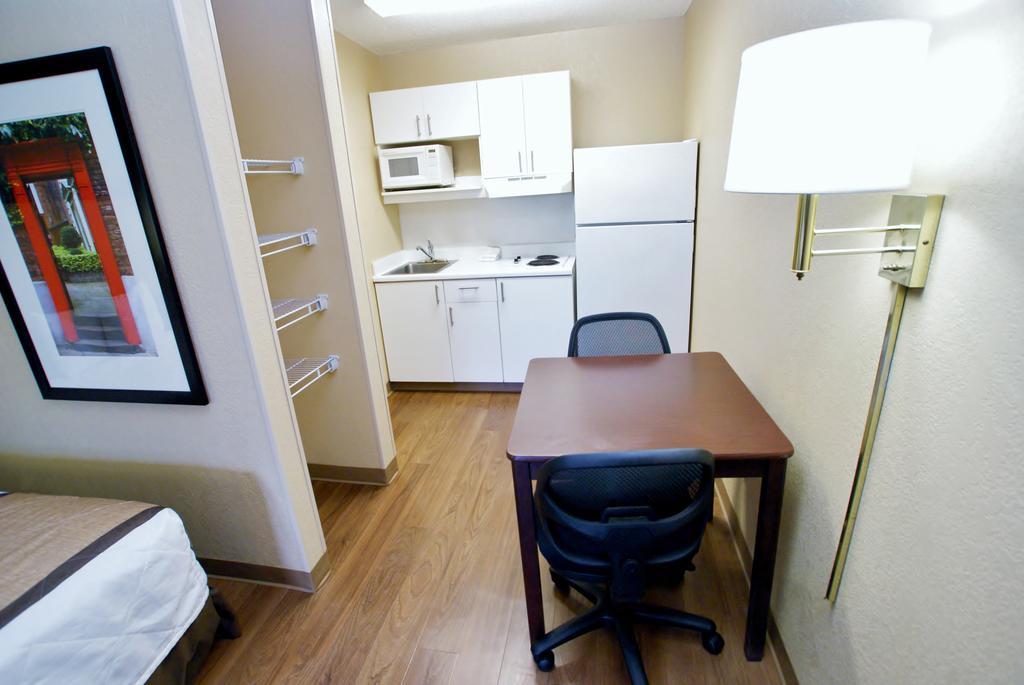 Extended Stay America Select Suites - Greensboro - Wendover Ave - Big Tree Way Exterior foto