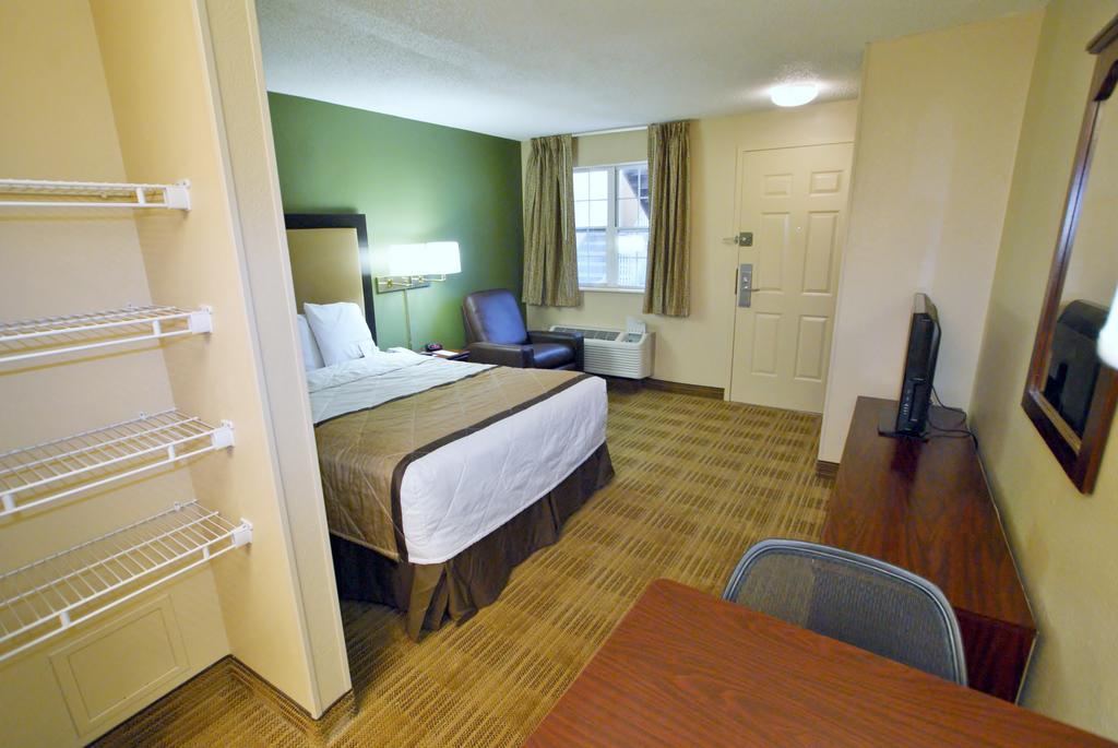 Extended Stay America Select Suites - Greensboro - Wendover Ave - Big Tree Way Exterior foto