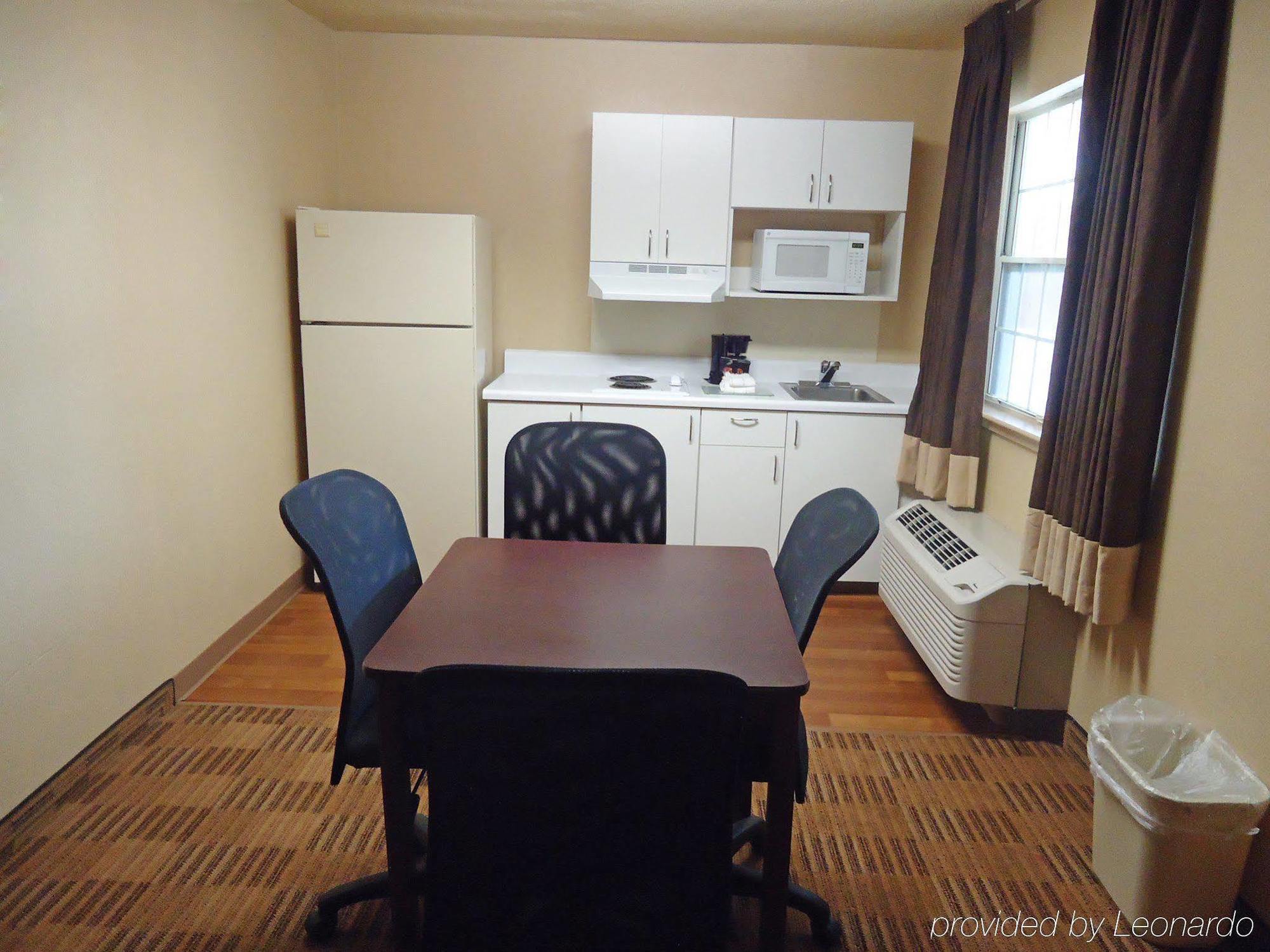 Extended Stay America Select Suites - Greensboro - Wendover Ave - Big Tree Way Exterior foto